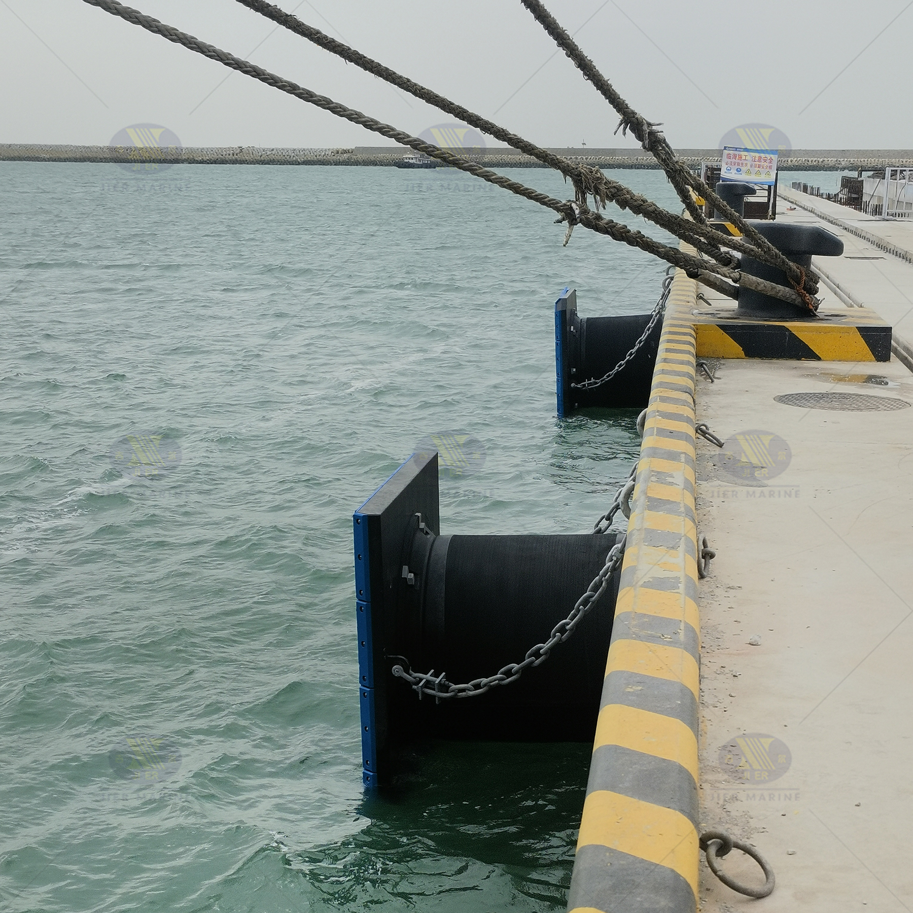 Nag-install kami ng mga fender at bollards para sa Rizhao Port (JSC 、 T-Bollard)