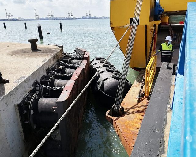 Ang mga pneumatic fender na naka -install sa port ng Nhava Sheva