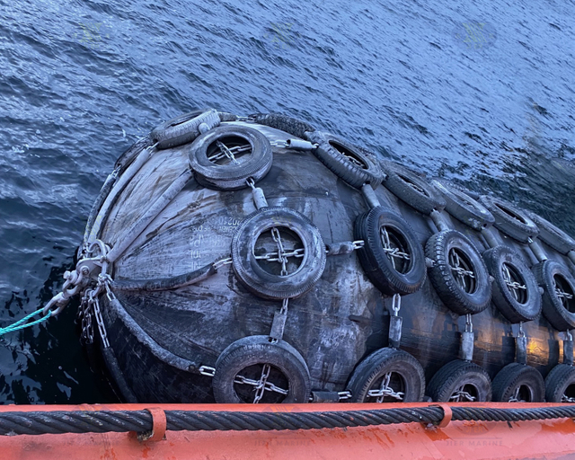 Jier pneumatic fender na naka -install sa tanker ng langis sa bergen 1 fp